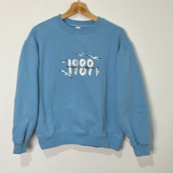 Blue Women's Crewneck Sweatshirt Size M Embroidered 1989 Taylor's Version - Picture 2 of 12